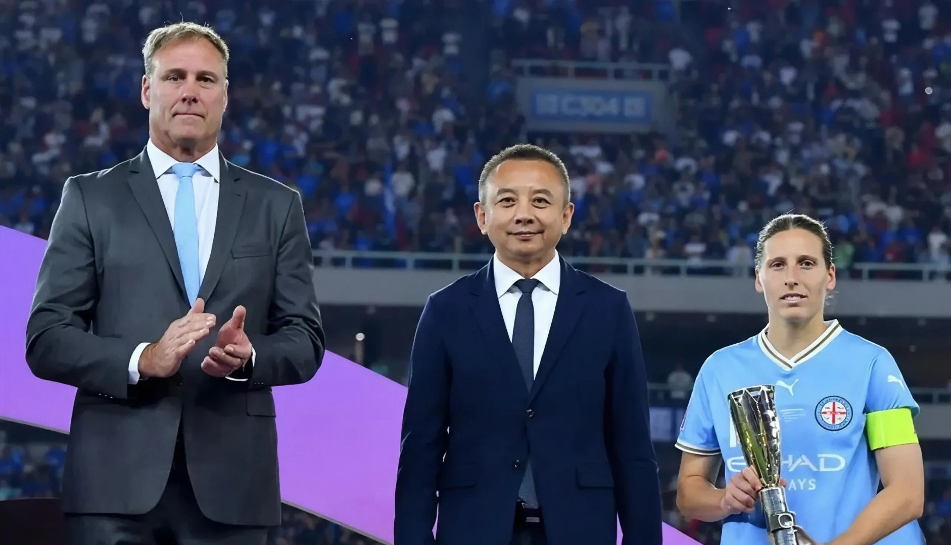 包含埃因霍温迎国王杯关键赛，冲刺阶段主帅复盘，球迷炸锅，资深球员宣示担当的词条